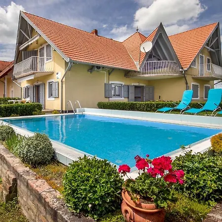 Familia 100/2 Apartment Balatonmariafurdo