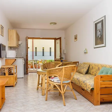 Familia 100/2 شقة *