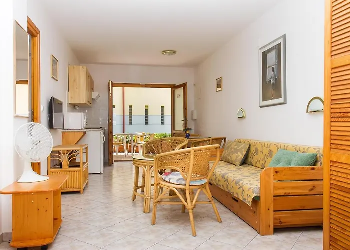 Familia 100/2 شقة *